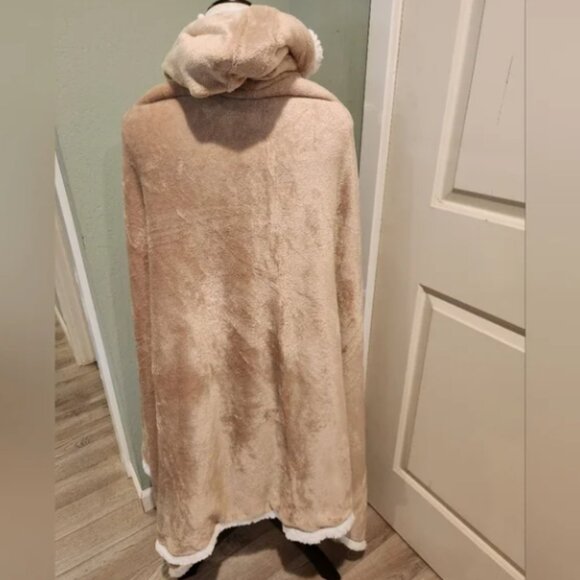 Socialite Hooded Sherpa Throw NWT 🆕 - Picture 15 of 16